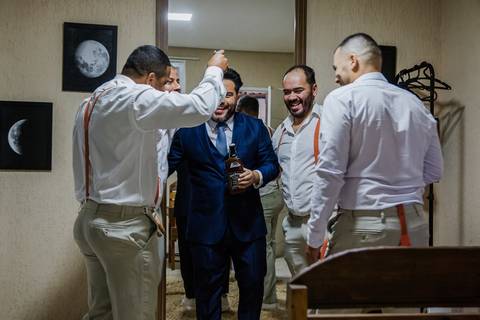 As melhores ideias e inspirações criativas do making of do noivo no espaço Chácara Cerejeira - Guarulhos'