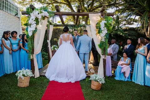 As melhores ideias e inspirações criativas de fotos de casamento na cerimônia no Espaço Solar da Fonte - Poá'