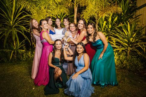 As melhores ideias e inspirações criativas de fotos da noiva com os padrinhos no Espaço Caiapiá '