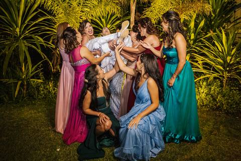 As melhores ideias e inspirações criativas de fotos da noiva com os padrinhos no Espaço Caiapiá '