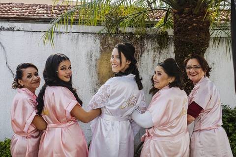 As melhores ideias e inspirações criativas do making of da noiva com as madrinhas no salão Donna Lolla Hair'