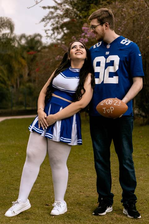 As melhores ideias e inspirações criativas de fotos para ensaio pré wedding estilo futebol americano no parque Jardim Botânico'