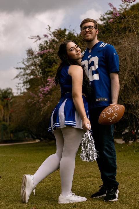 As melhores ideias e inspirações criativas de fotos para ensaio pré wedding estilo futebol americano no parque Jardim Botânico'