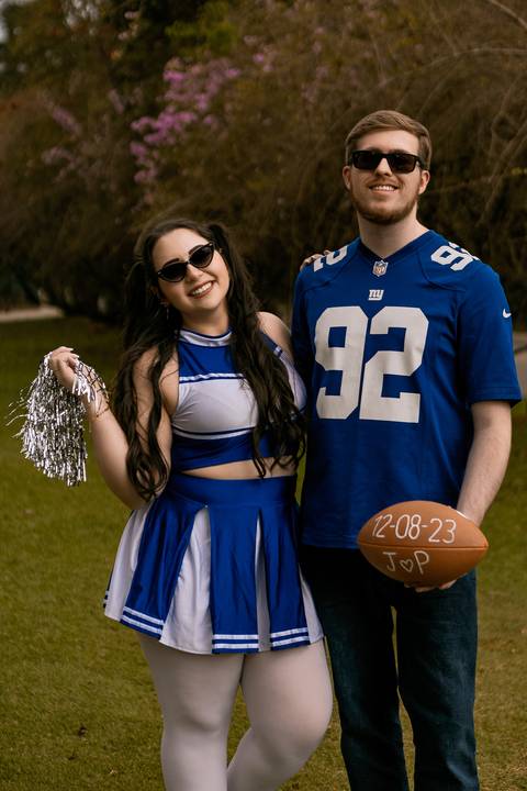 As melhores ideias e inspirações criativas de fotos para ensaio pré wedding estilo futebol americano no parque Jardim Botânico'
