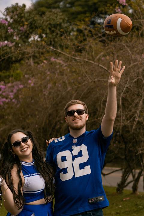 As melhores ideias e inspirações criativas de fotos para ensaio pré wedding estilo futebol americano no parque Jardim Botânico'