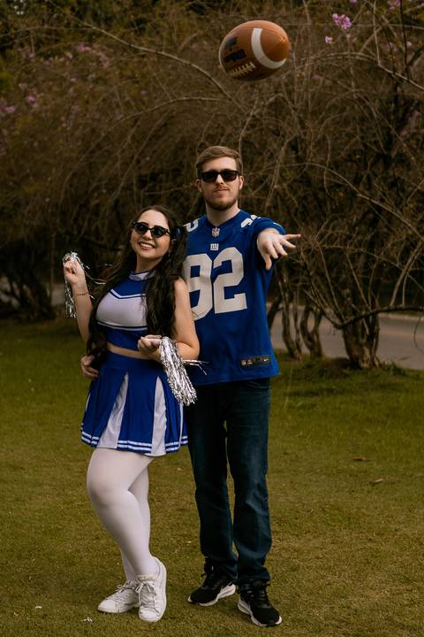 As melhores ideias e inspirações criativas de fotos para ensaio pré wedding estilo futebol americano no parque Jardim Botânico'