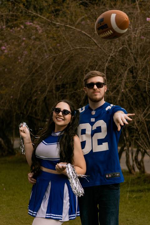 As melhores ideias e inspirações criativas de fotos para ensaio pré wedding estilo futebol americano no parque Jardim Botânico'
