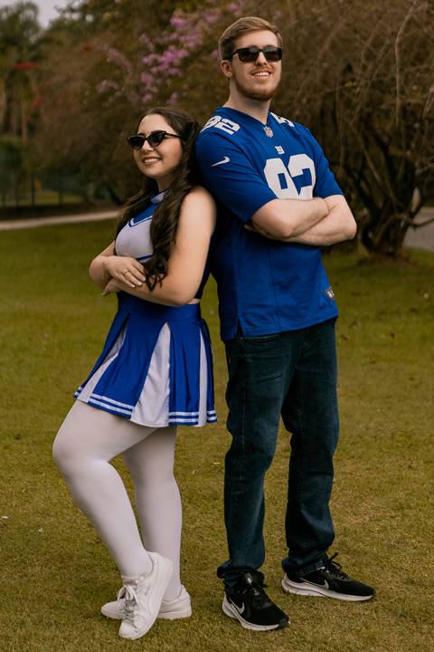 As melhores ideias e inspirações criativas de fotos para ensaio pré wedding estilo futebol americano no parque Jardim Botânico'