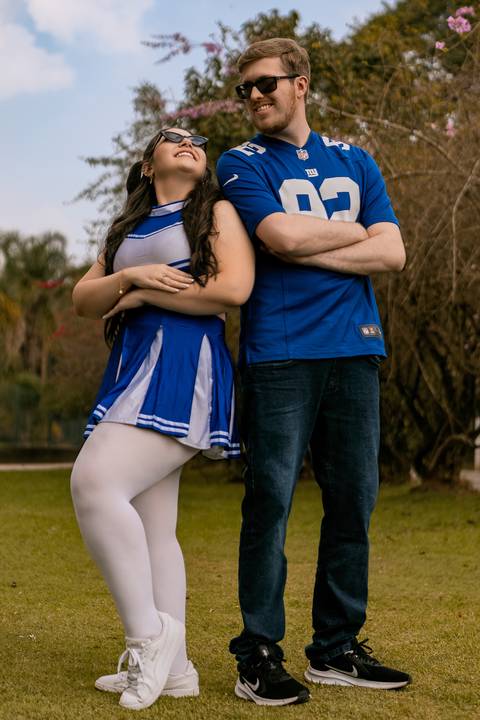 As melhores ideias e inspirações criativas de fotos para ensaio pré wedding estilo futebol americano no parque Jardim Botânico'