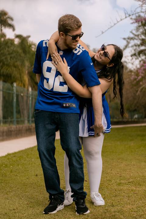 As melhores ideias e inspirações criativas de fotos para ensaio pré wedding estilo futebol americano no parque Jardim Botânico'