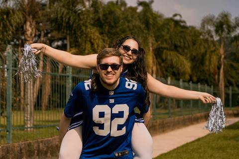 As melhores ideias e inspirações criativas de fotos para ensaio pré wedding estilo futebol americano no parque Jardim Botânico'