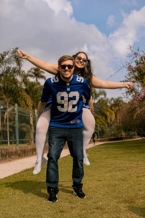 As melhores ideias e inspirações criativas de fotos para ensaio pré wedding estilo futebol americano no parque Jardim Botânico'