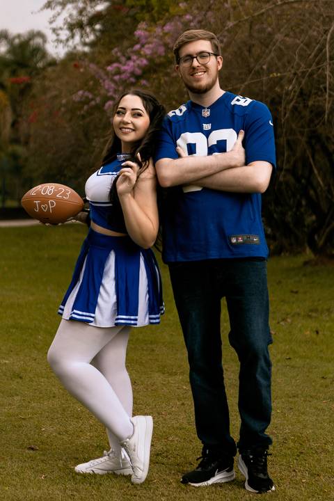 As melhores ideias e inspirações criativas de fotos para ensaio pré wedding estilo futebol americano no parque Jardim Botânico'