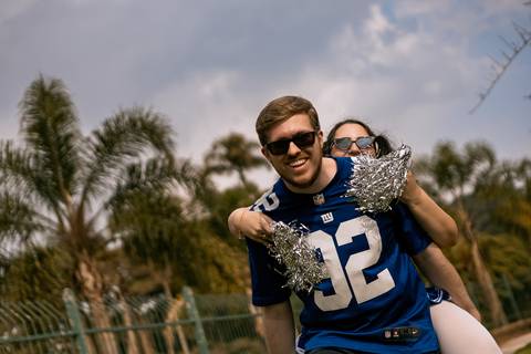 As melhores ideias e inspirações criativas de fotos para ensaio pré wedding estilo futebol americano no parque Jardim Botânico'