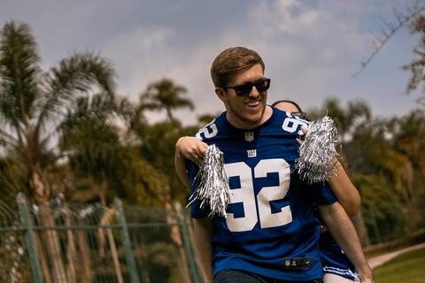 As melhores ideias e inspirações criativas de fotos para ensaio pré wedding estilo futebol americano no parque Jardim Botânico'