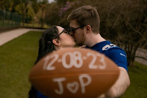 As melhores ideias e inspirações criativas de fotos para ensaio pré wedding estilo futebol americano no parque Jardim Botânico'