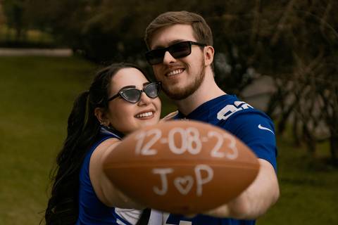 As melhores ideias e inspirações criativas de fotos para ensaio pré wedding estilo futebol americano no parque Jardim Botânico'