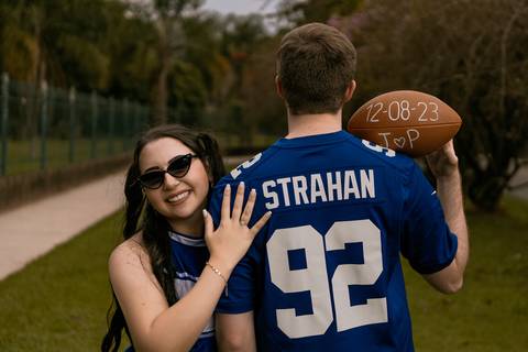 As melhores ideias e inspirações criativas de fotos para ensaio pré wedding estilo futebol americano no parque Jardim Botânico'