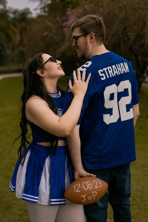 As melhores ideias e inspirações criativas de fotos para ensaio pré wedding estilo futebol americano no parque Jardim Botânico'