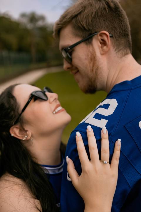 As melhores ideias e inspirações criativas de fotos para ensaio pré wedding estilo futebol americano no parque Jardim Botânico'