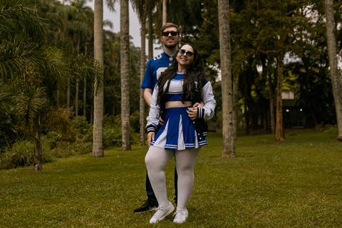 As melhores ideias e inspirações criativas de fotos para ensaio pré wedding estilo futebol americano no parque Jardim Botânico'