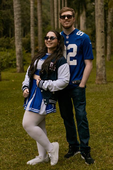 As melhores ideias e inspirações criativas de fotos para ensaio pré wedding estilo futebol americano no parque Jardim Botânico'