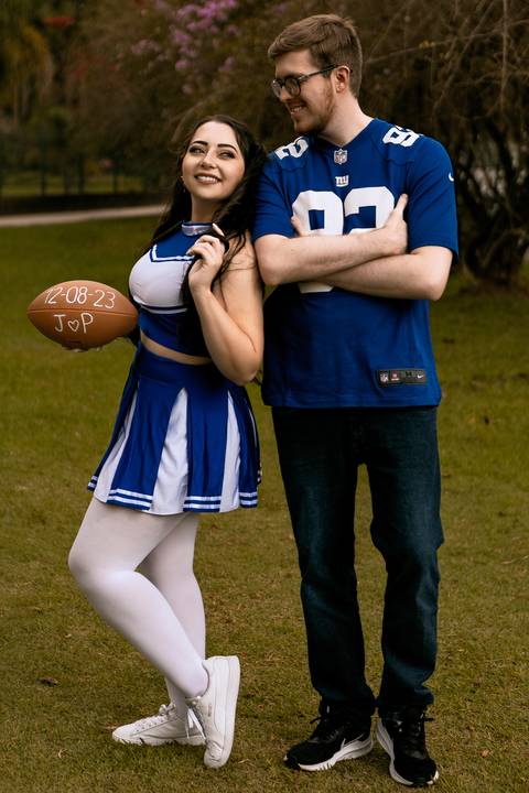 As melhores ideias e inspirações criativas de fotos para ensaio pré wedding estilo futebol americano no parque Jardim Botânico'
