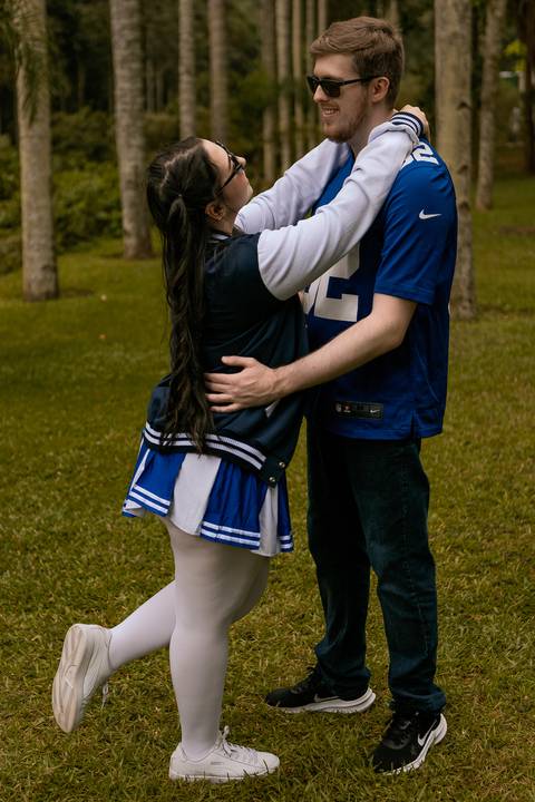 As melhores ideias e inspirações criativas de fotos para ensaio pré wedding estilo futebol americano no parque Jardim Botânico'