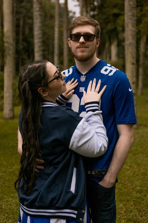As melhores ideias e inspirações criativas de fotos para ensaio pré wedding estilo futebol americano no parque Jardim Botânico'