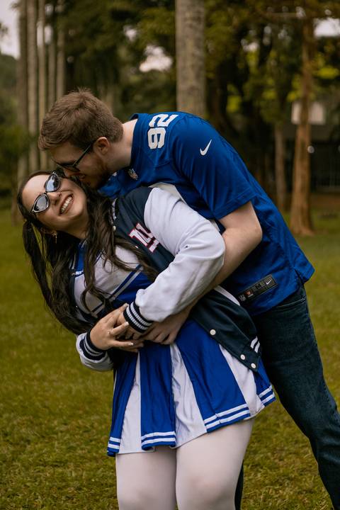 As melhores ideias e inspirações criativas de fotos para ensaio pré wedding estilo futebol americano no parque Jardim Botânico'