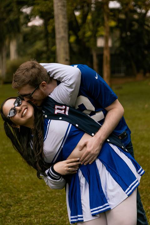 As melhores ideias e inspirações criativas de fotos para ensaio pré wedding estilo futebol americano no parque Jardim Botânico'