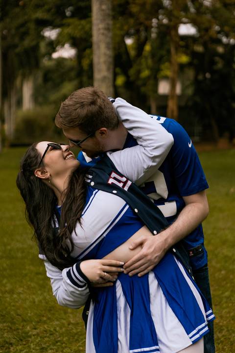 As melhores ideias e inspirações criativas de fotos para ensaio pré wedding estilo futebol americano no parque Jardim Botânico'