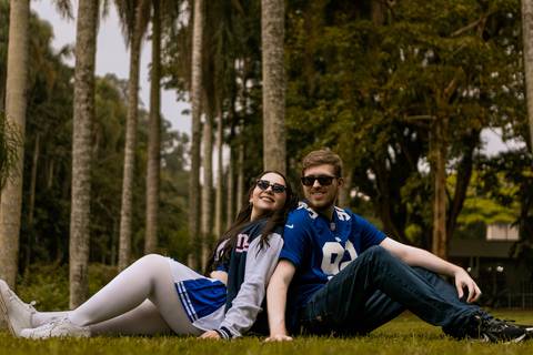 As melhores ideias e inspirações criativas de fotos para ensaio pré wedding estilo futebol americano no parque Jardim Botânico'