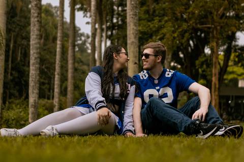 As melhores ideias e inspirações criativas de fotos para ensaio pré wedding estilo futebol americano no parque Jardim Botânico'