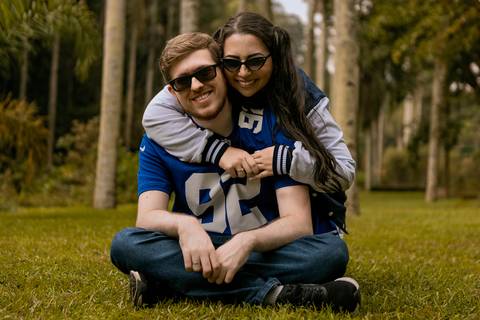 As melhores ideias e inspirações criativas de fotos para ensaio pré wedding estilo futebol americano no parque Jardim Botânico'