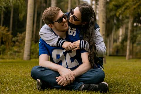 As melhores ideias e inspirações criativas de fotos para ensaio pré wedding estilo futebol americano no parque Jardim Botânico'