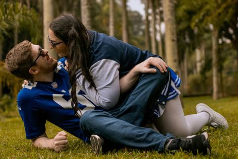 As melhores ideias e inspirações criativas de fotos para ensaio pré wedding estilo futebol americano no parque Jardim Botânico'