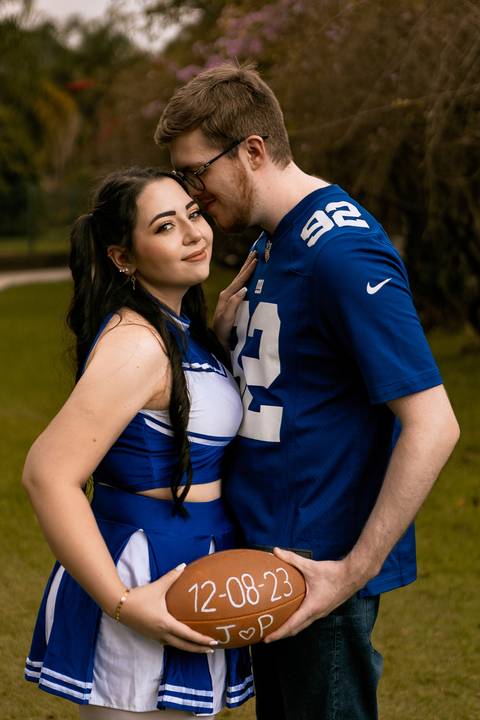 As melhores ideias e inspirações criativas de fotos para ensaio pré wedding estilo futebol americano no parque Jardim Botânico'