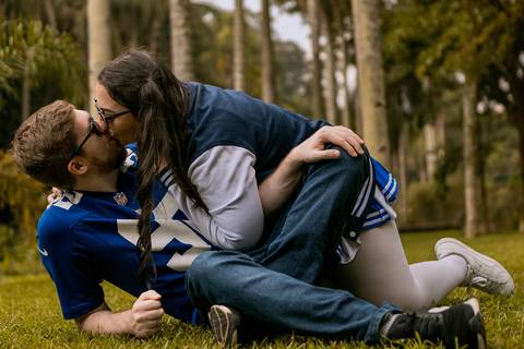 As melhores ideias e inspirações criativas de fotos para ensaio pré wedding estilo futebol americano no parque Jardim Botânico'