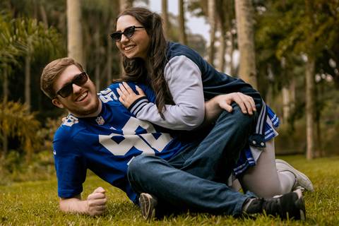 As melhores ideias e inspirações criativas de fotos para ensaio pré wedding estilo futebol americano no parque Jardim Botânico'
