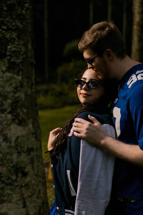 As melhores ideias e inspirações criativas de fotos para ensaio pré wedding estilo futebol americano no parque Jardim Botânico'