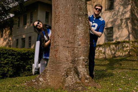 As melhores ideias e inspirações criativas de fotos para ensaio pré wedding estilo futebol americano no parque Jardim Botânico'