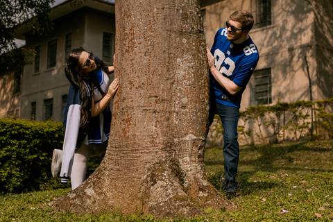 As melhores ideias e inspirações criativas de fotos para ensaio pré wedding estilo futebol americano no parque Jardim Botânico'