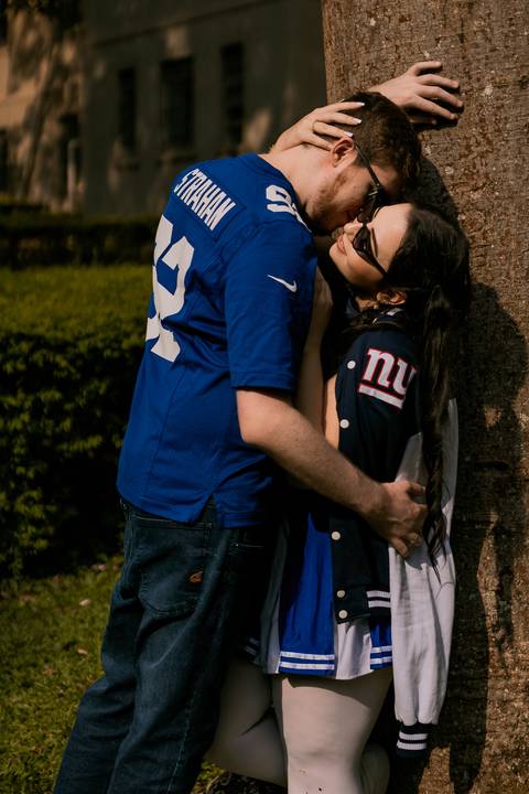As melhores ideias e inspirações criativas de fotos para ensaio pré wedding estilo futebol americano no parque Jardim Botânico'