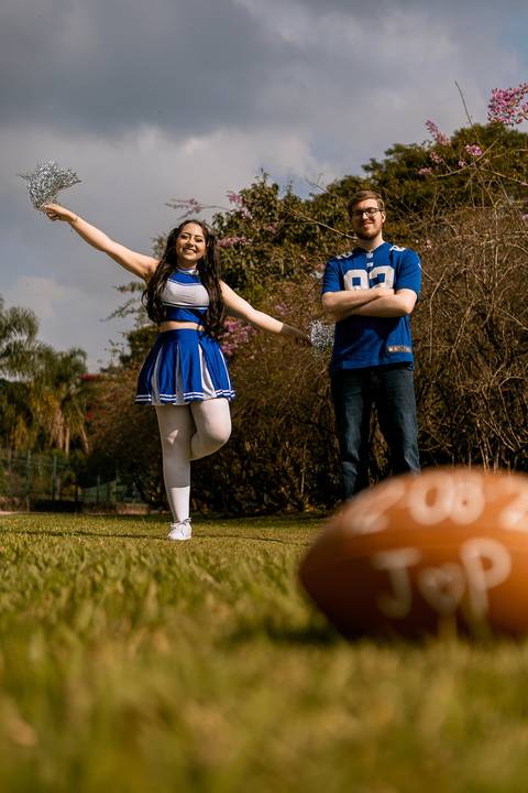 As melhores ideias e inspirações criativas de fotos para ensaio pré wedding estilo futebol americano no parque Jardim Botânico'