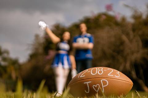 As melhores ideias e inspirações criativas de fotos para ensaio pré wedding estilo futebol americano no parque Jardim Botânico'