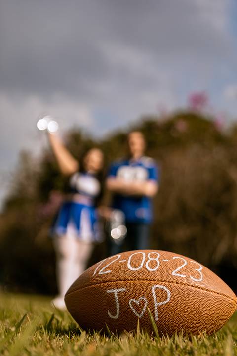 As melhores ideias e inspirações criativas de fotos para ensaio pré wedding estilo futebol americano no parque Jardim Botânico'