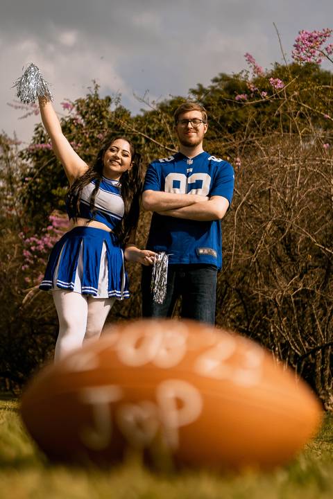 As melhores ideias e inspirações criativas de fotos para ensaio pré wedding estilo futebol americano no parque Jardim Botânico'