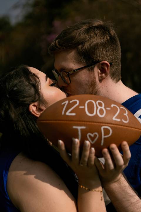 As melhores ideias e inspirações criativas de fotos para ensaio pré wedding estilo futebol americano no parque Jardim Botânico'