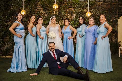 As melhores ideias e inspirações criativas de fotos dos noivos com as madrinhas  no Espaço Buffet Espaço Du Chief'